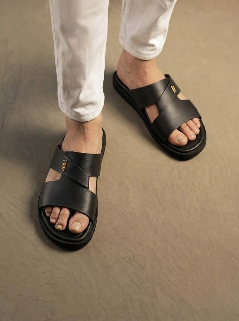 ক্লাসিক ব্ল্যাক-স্ট্র্যাপ স্লাইড স্যান্ডেল - Image 5