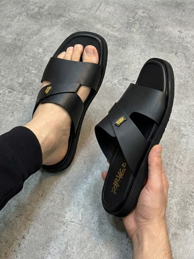 ক্লাসিক ব্ল্যাক-স্ট্র্যাপ স্লাইড স্যান্ডেল - Image 4