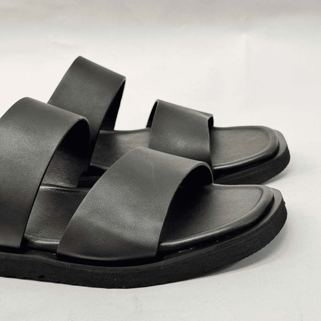 ক্লাসিক ব্ল্যাক ডাবল-স্ট্র্যাপ স্লাইড স্যান্ডেল - Image 4